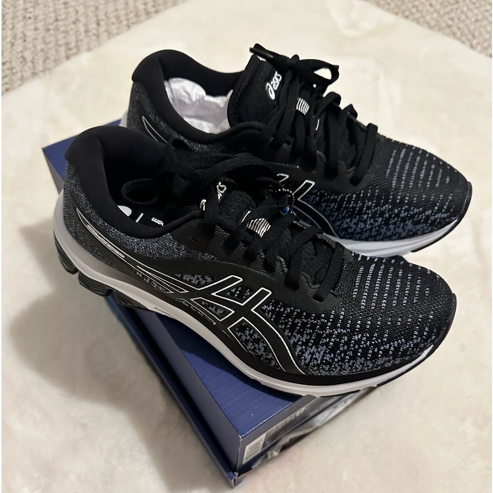 Brand new 8 1/2 women ASICS